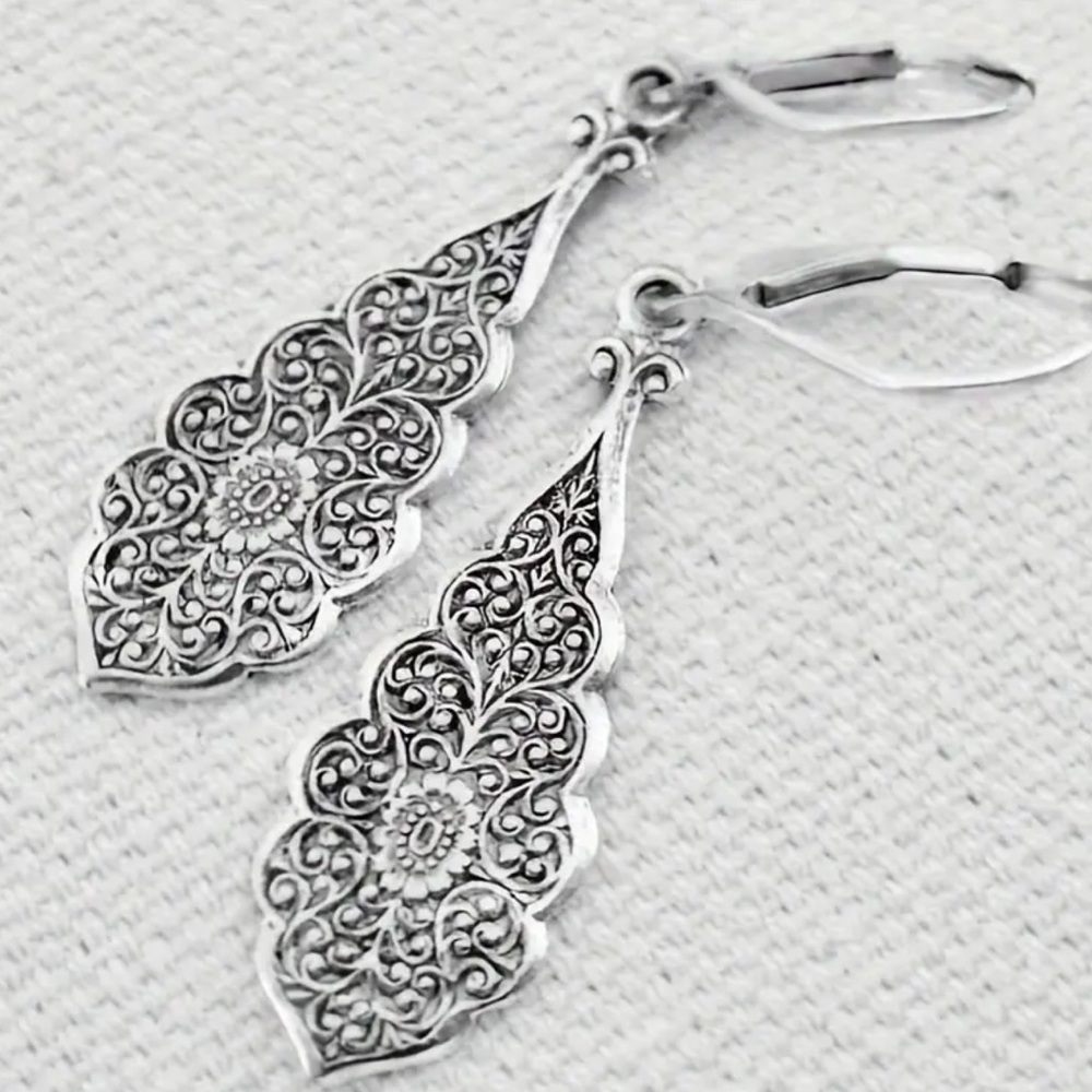 NWOT - Elegant Silver Filigree Earrings in Teardrop Shape